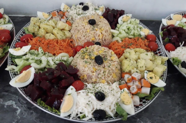 Salade composée de riz, carottes râpées, betteraves, surimi, céleri râpé et concombre