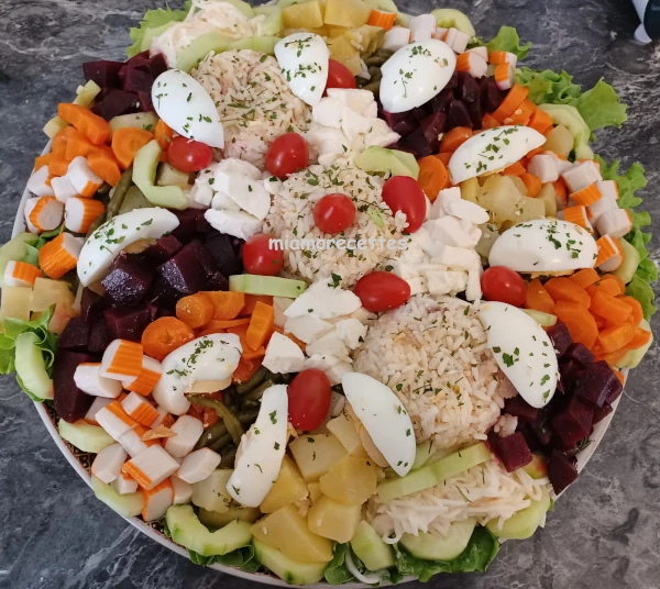 Salade composée de riz, carottes, betteraves, surimi, œufs, pommes de terre et concombre
