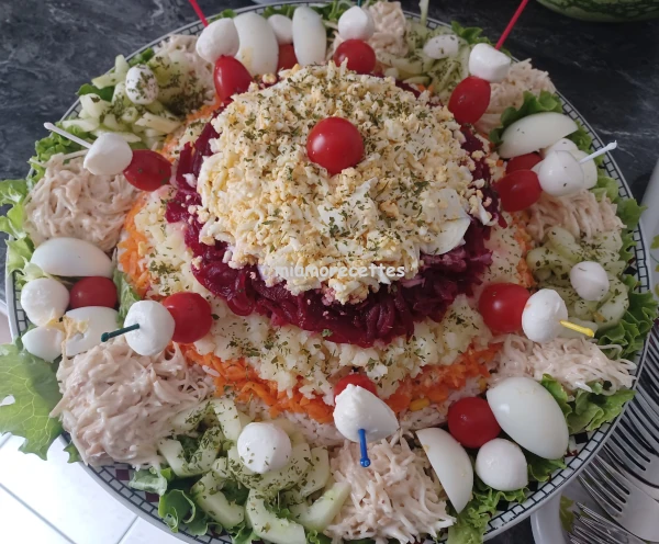Salade constituée de plusieurs couches de légumes râpés