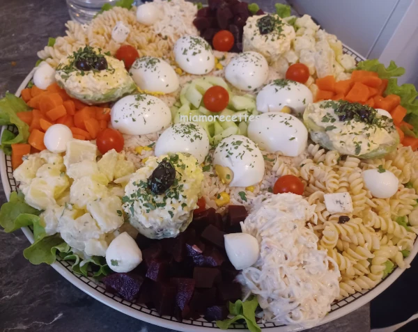 Salade composée de pâtes, carottes, betteraves, céleri, œufs, pommes de terre et concombre