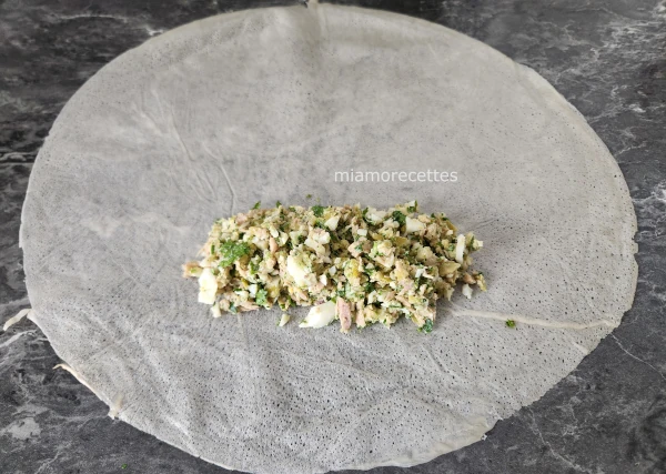 la farce disposée sur une feuille de pastilla
