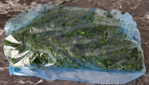 du persil et de la coriandre hachés