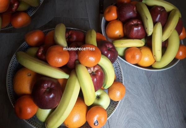 assiettes de fruits composés d'oranges, de bananes, de pommes et de clémentines
