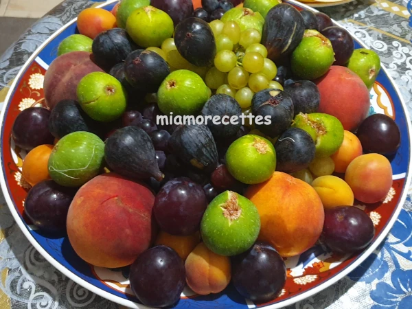 une assiette de figues, de nectarines, d'abricots et de raisins