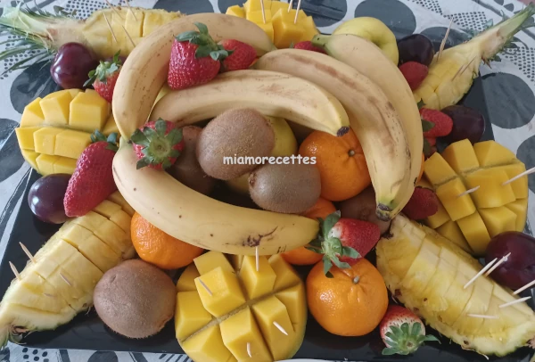 assiettes de fruits avec des ananas et des mangues coupés en morceaux