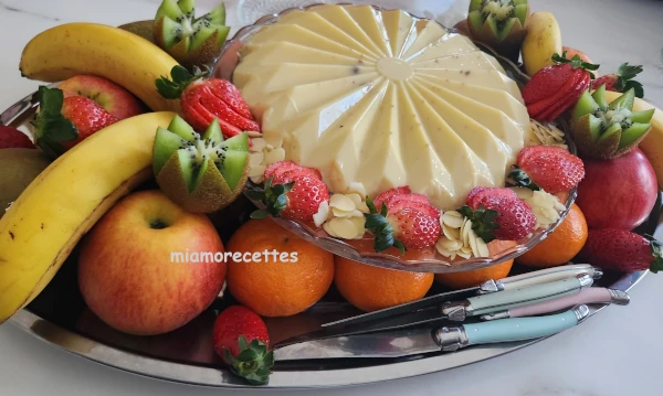 composition de fruits accompagnée d'un flan