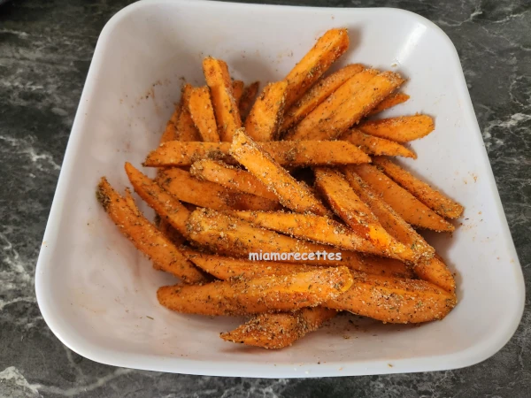 Patates douces épicées dans un récipient