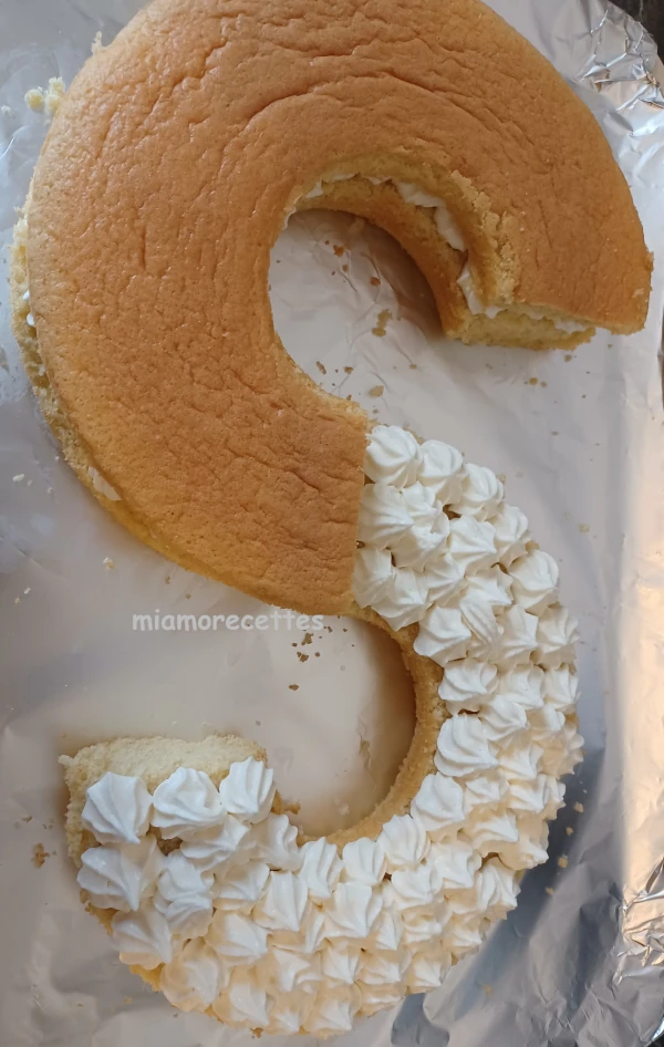 Crème chantilly mascarpone disposée sur la moitié d'un letter cake