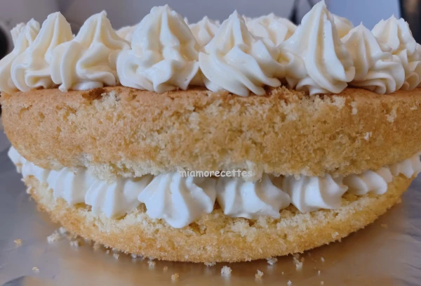 Crème chantilly mascarpone disposée au milieu et sur le letter cake