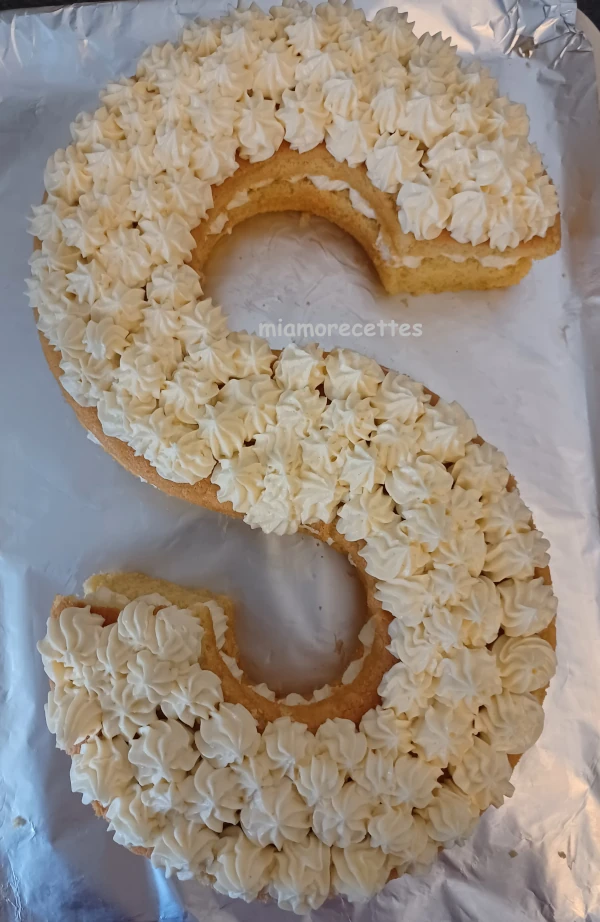 Crème chantilly mascarpone disposée sur le letter cake
