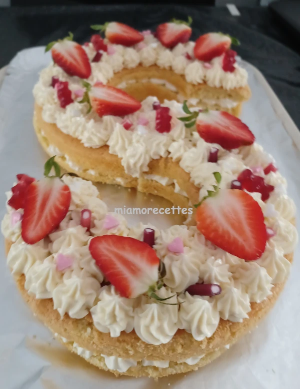 Letter cake décoré avec des fraises et des confiseries