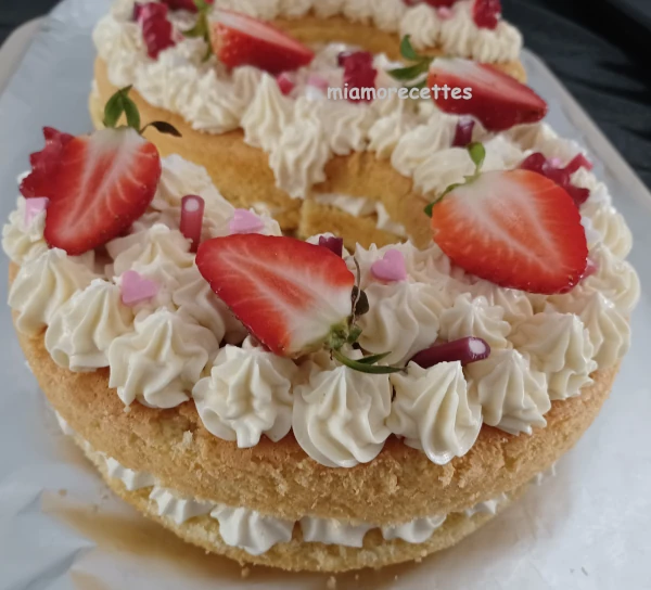 Letter cake décoré avec des fraises et des bonbons