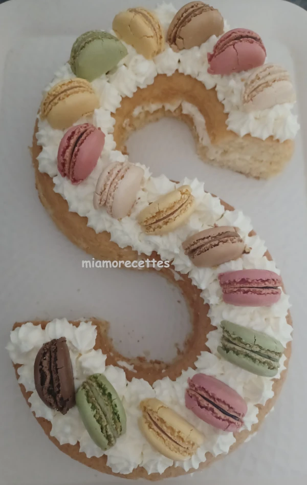 Letter Cake décoré avec des macarons