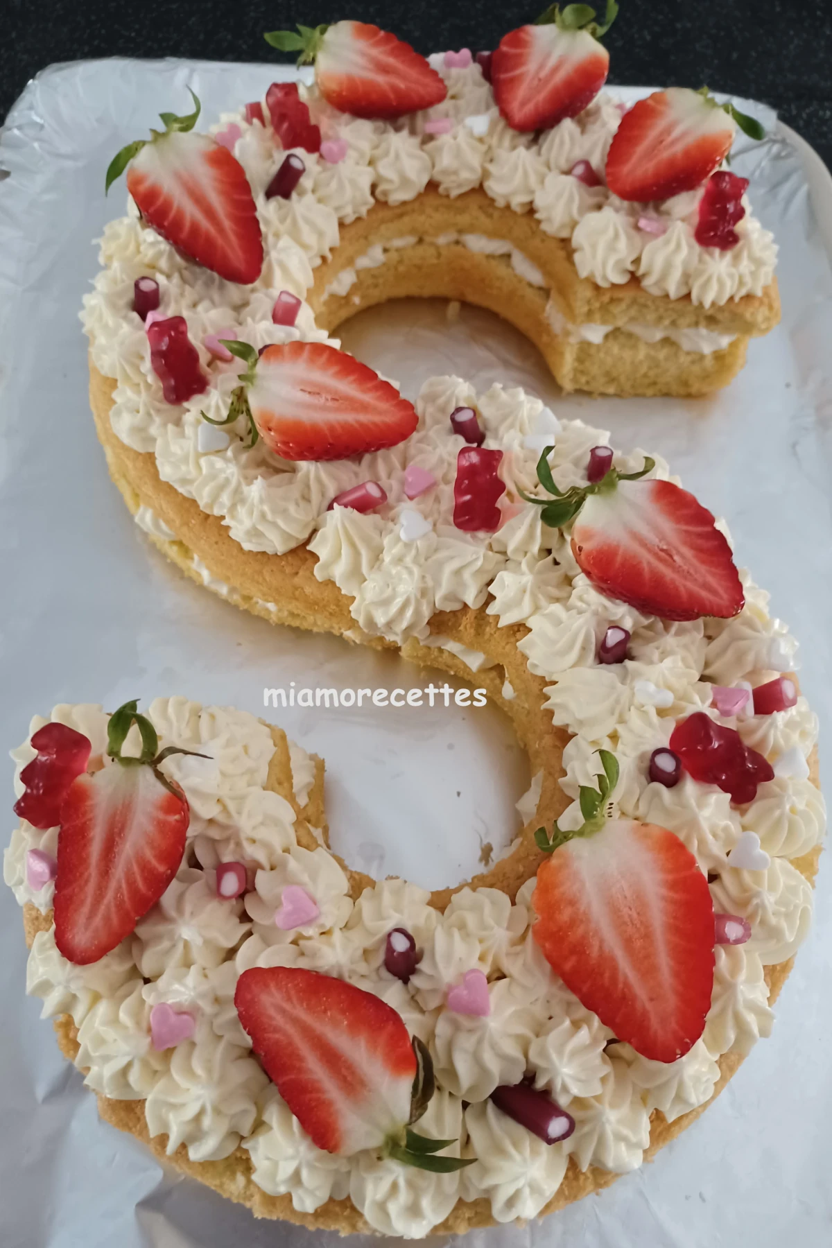 Letter Cake sous forme de la lettre S et joliment décoré
