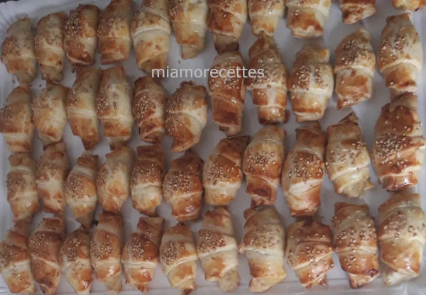Mini croissants salés fourrés au saumon