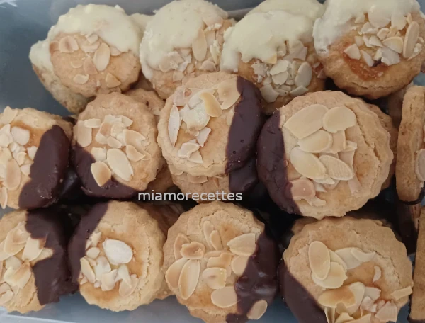 Des sablés décorés avec des amandes effilées et du chocolat noir et blanc