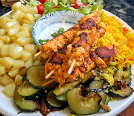 Brochettes de poulet et riz aux légumes