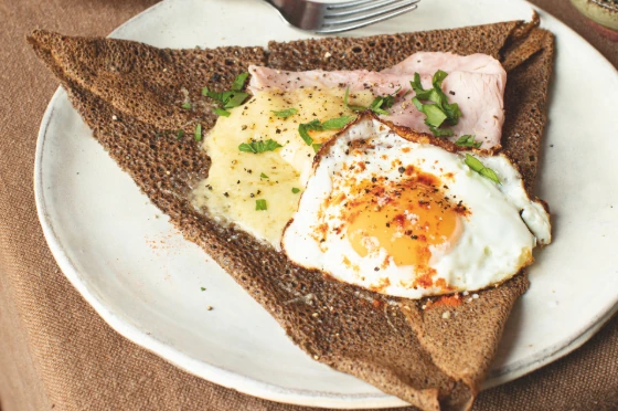 Galettes de sarrasin au jambon, comté et œuf