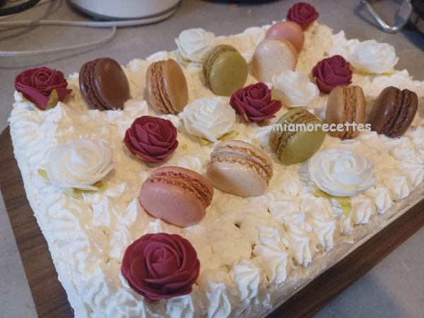 Gâteau à la crème décoré avec des macarons