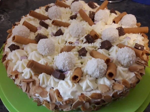 Gâteau à la crème décoré avec des amandes effilées et du chocolat