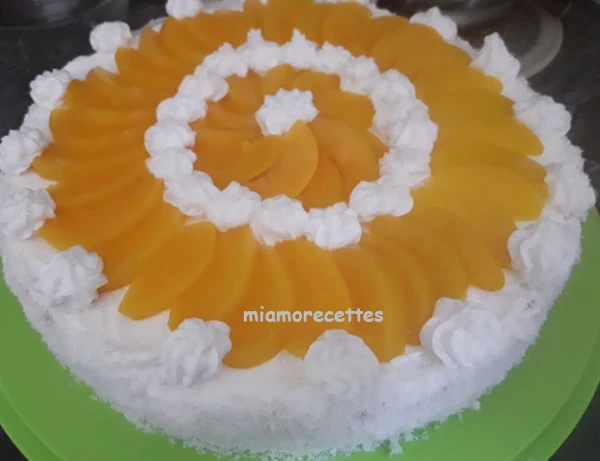 Gâteau à la crème décoré avec des lamelles de mangue