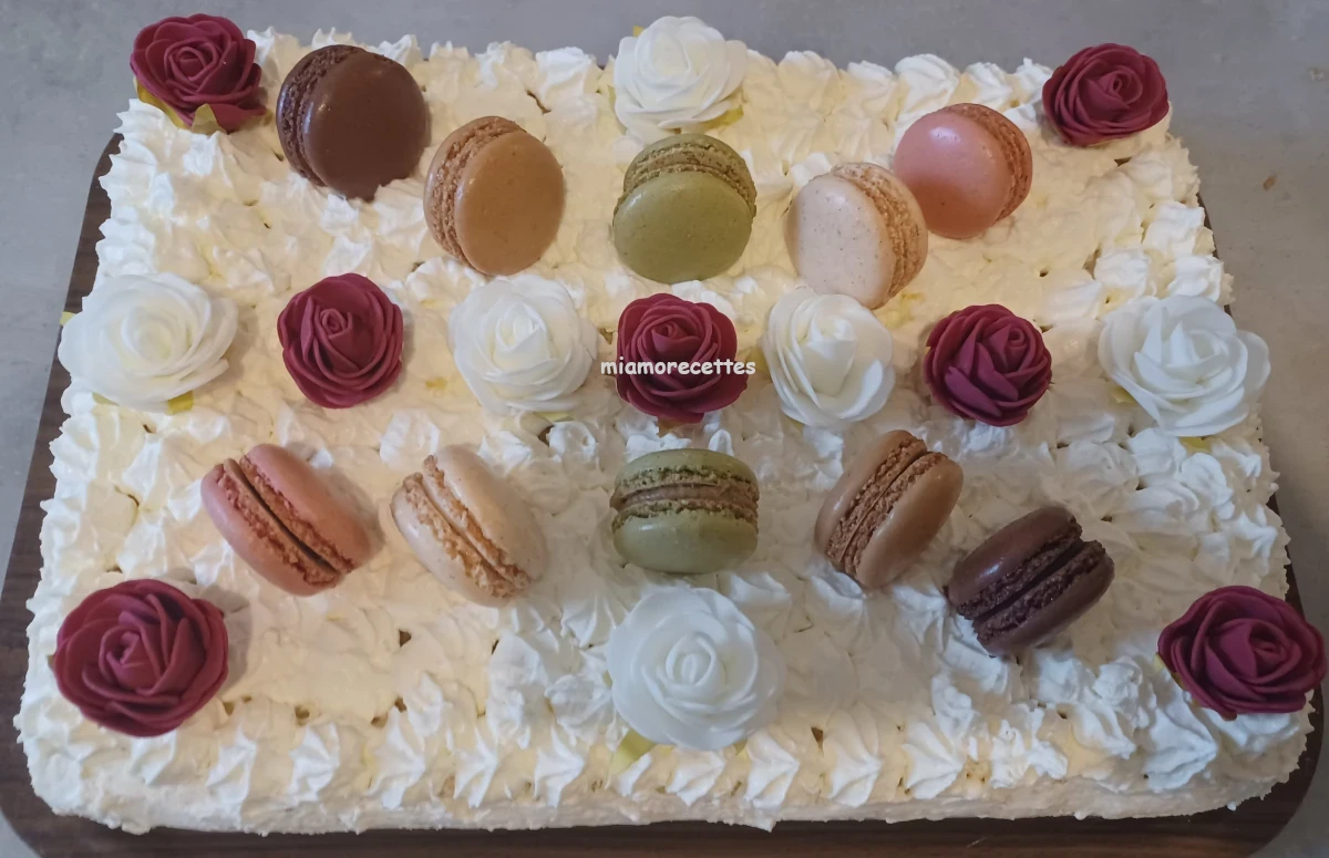 Gâteau crème chantilly mascarpone décoré avec des macarons et des fleurs