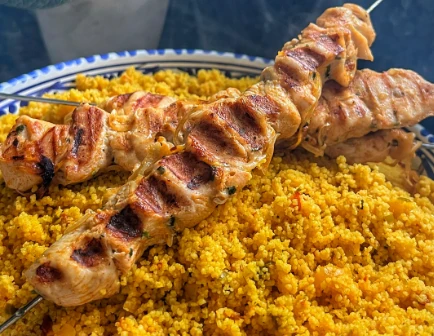 Semoule aux légumes et brochettes de poulet