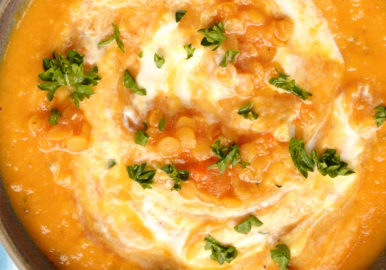 Soupe de lentilles corail, courge et fromage de chèvre