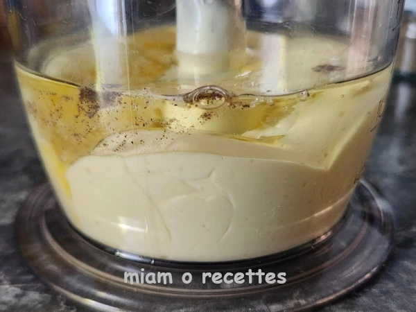Mixer les éléments de la mayonnaise