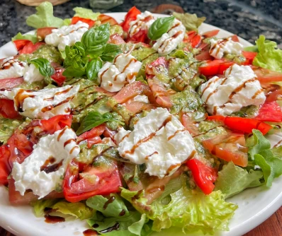 Salade tomate burrata sauce pesto
