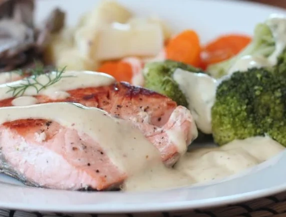 Filet de saumon et sa sauce crémeuse