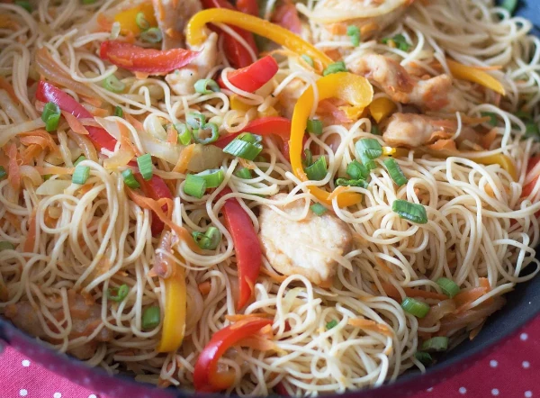 Nouilles sautés au poulet et légumes