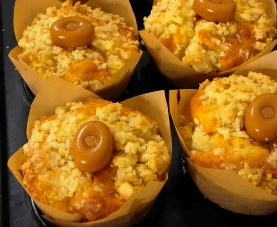 Muffins aux pommes avec un cœur caramel au beurre salé