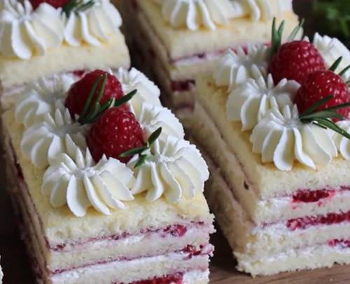 Petits gâteaux moelleux individuels à la framboise