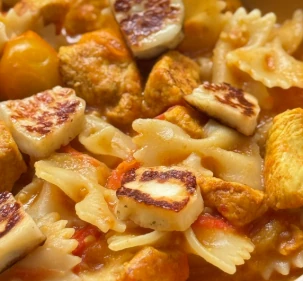 Pâtes au poulet et fromage halloumi