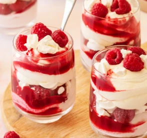 Crèmes aux framboises et fromage frais