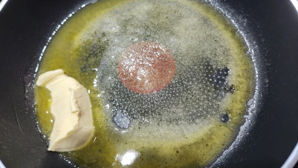 Poêle avec du beurre fondu
