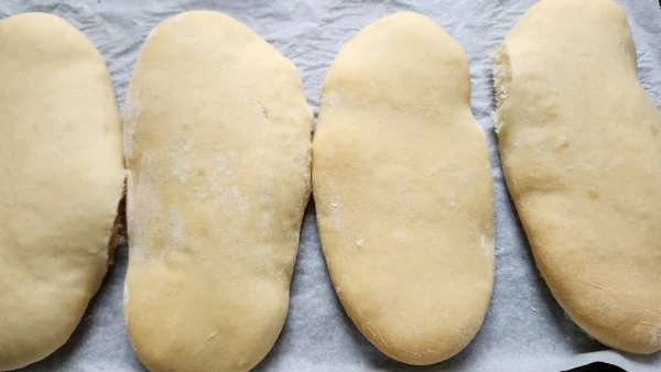 Pains panini légèrement cuits