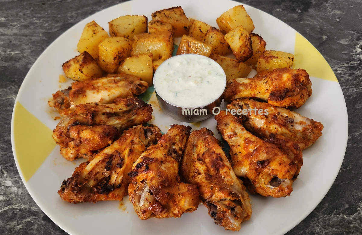 Image actuelle : Ailes de poulet et pommes de terre marinées et cuites au four