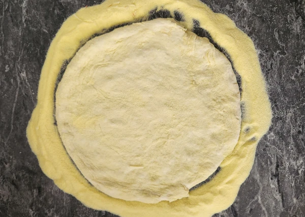 Pâte à pizza étalée