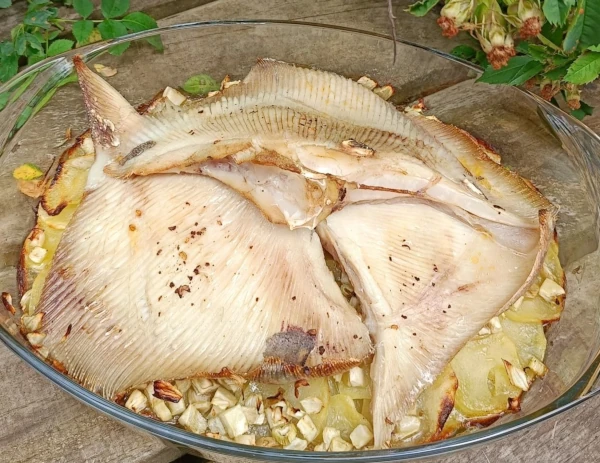 Raie au four sur pommes de terre et fenouil rôtis