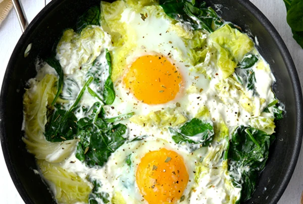 Poêlée d'œufs cocotte chèvre, épinards et chou
