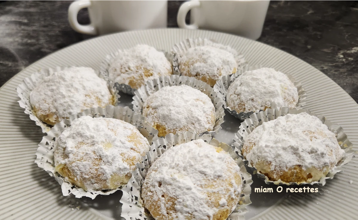 Gâteaux aux amandes et au sucre glace