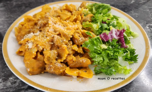 Farfalles à la sauce tomate et crème, veau et salade