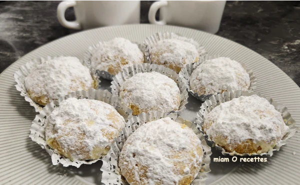 Gâteaux aux amandes et au sucre glace