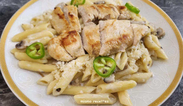 Penne au poulet et sauce crème aux champignons