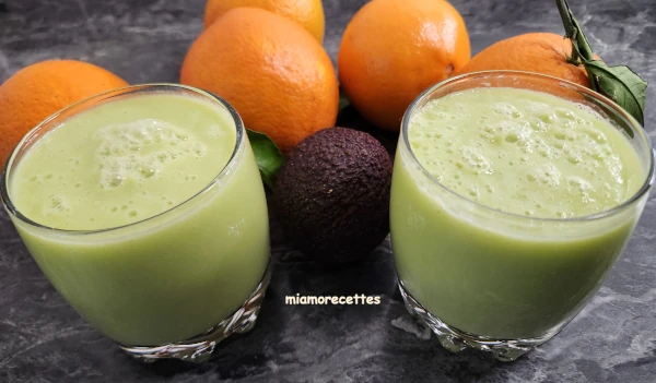 Jus de pomme, avocat et orange