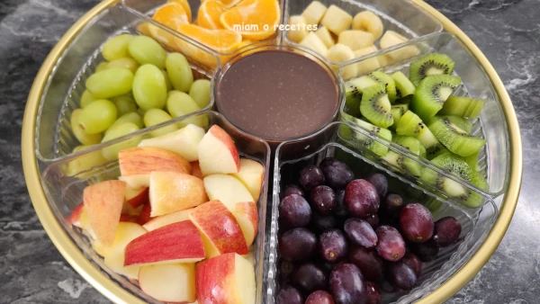 Plateau de fruits et sauce chocolat