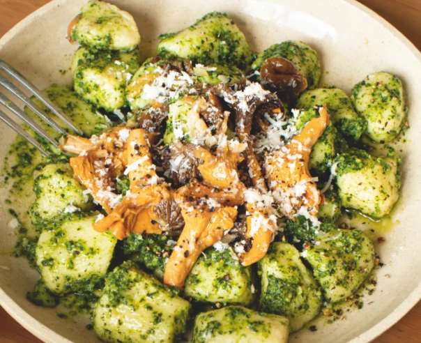 Gnocchis au pesto d’épinards et champignons