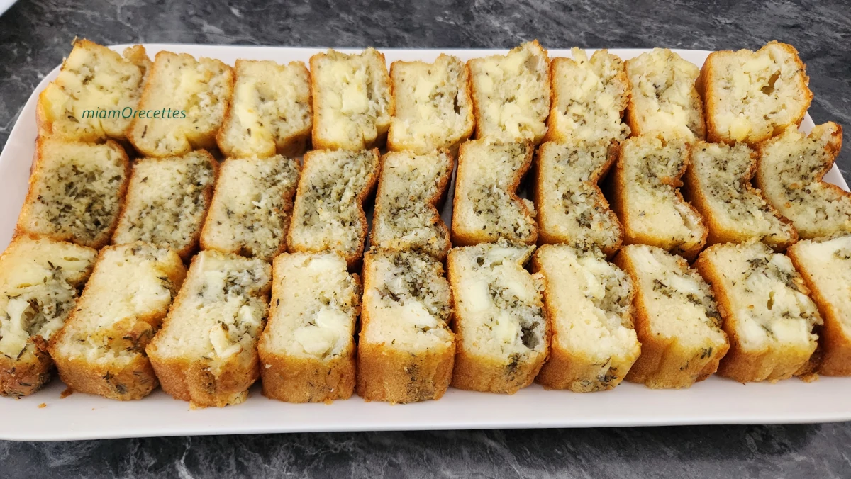 Mini cakes salés au fromage et aux herbes